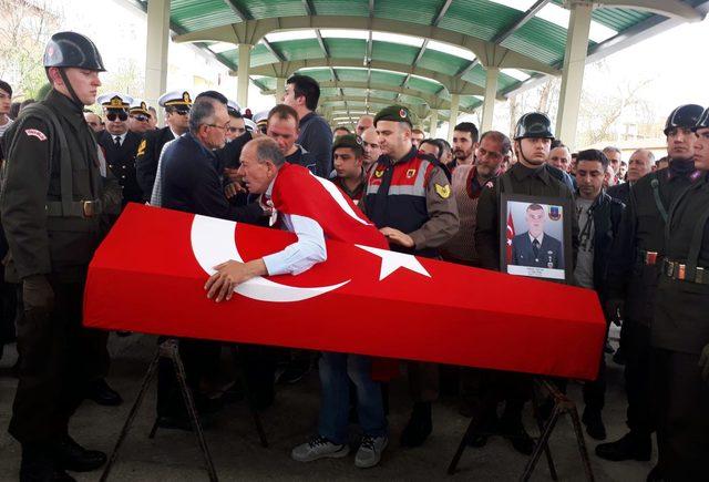 Arkadaşının silahıyla kendini vuran uzman onbaşı toprağa verildi