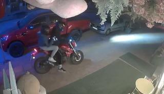 D&uuml;kkanın &ouml;n&uuml;ndeki oyuncak ayıyı &ccedil;aldılar