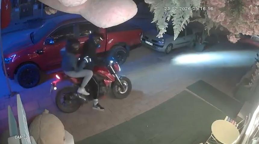 D&uuml;kkanın &ouml;n&uuml;ndeki oyuncak ayıyı &ccedil;aldılar