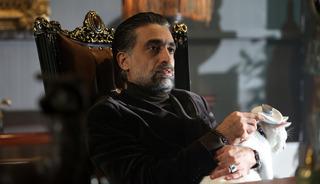 Rol arkadaşını &ouml;vmelere doyamadı!