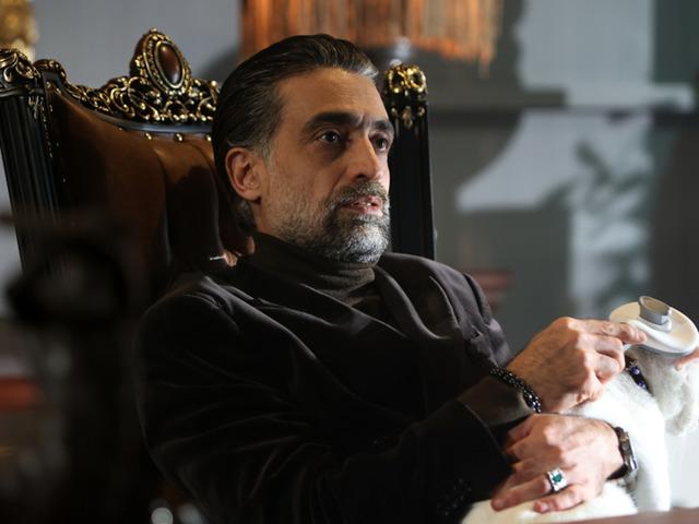 Rol arkadaşını &ouml;vmelere doyamadı!