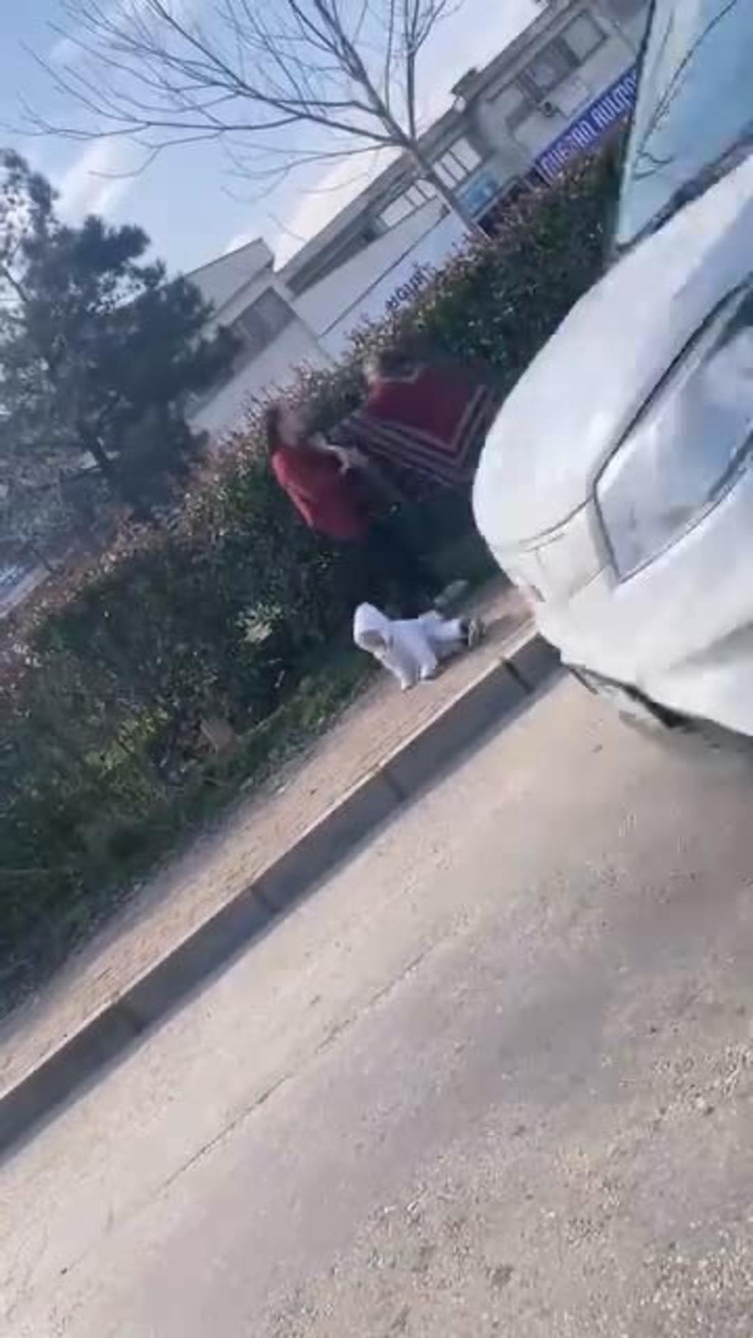 Dilenci kadınların kavgası kamerada: Kucağındaki bebek yere d&uuml;şt&uuml; 1