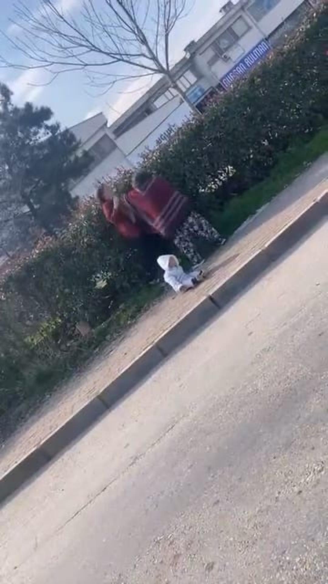 Dilenci kadınların kavgası kamerada: Kucağındaki bebek yere d&uuml;şt&uuml; 2