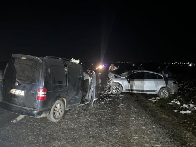 Diyarbakır'da iki otomobil kafa kafaya &ccedil;arpıştı: 5 &ouml;l&uuml;, 2 yaralı