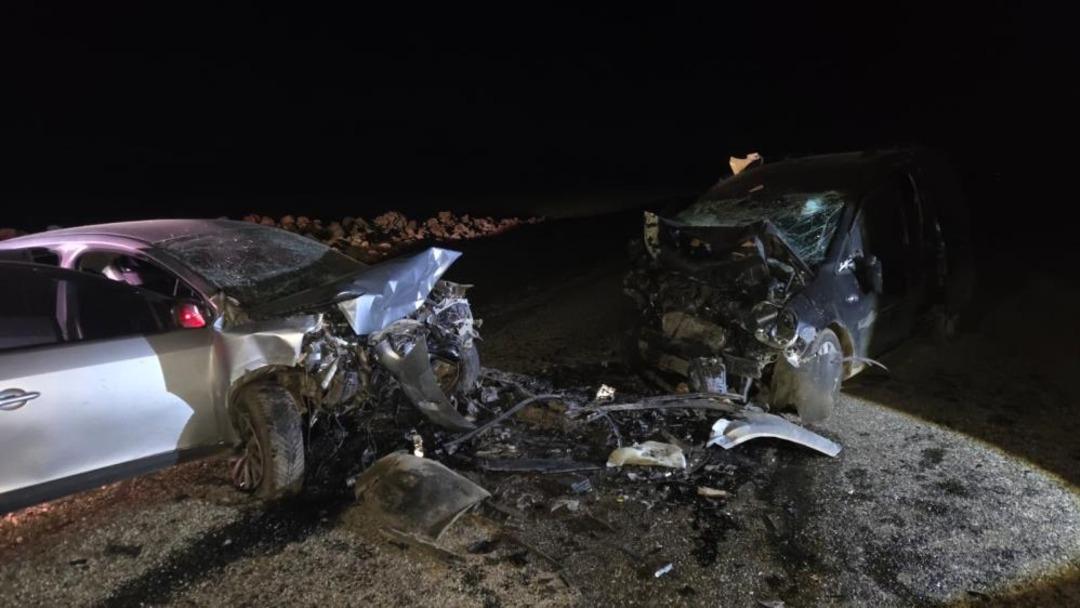 Diyarbakır da feci kaza! İki otomobil kafa kafaya &ccedil;arpıştı: 5 &ouml;l&uuml;, 2 yaralı 2