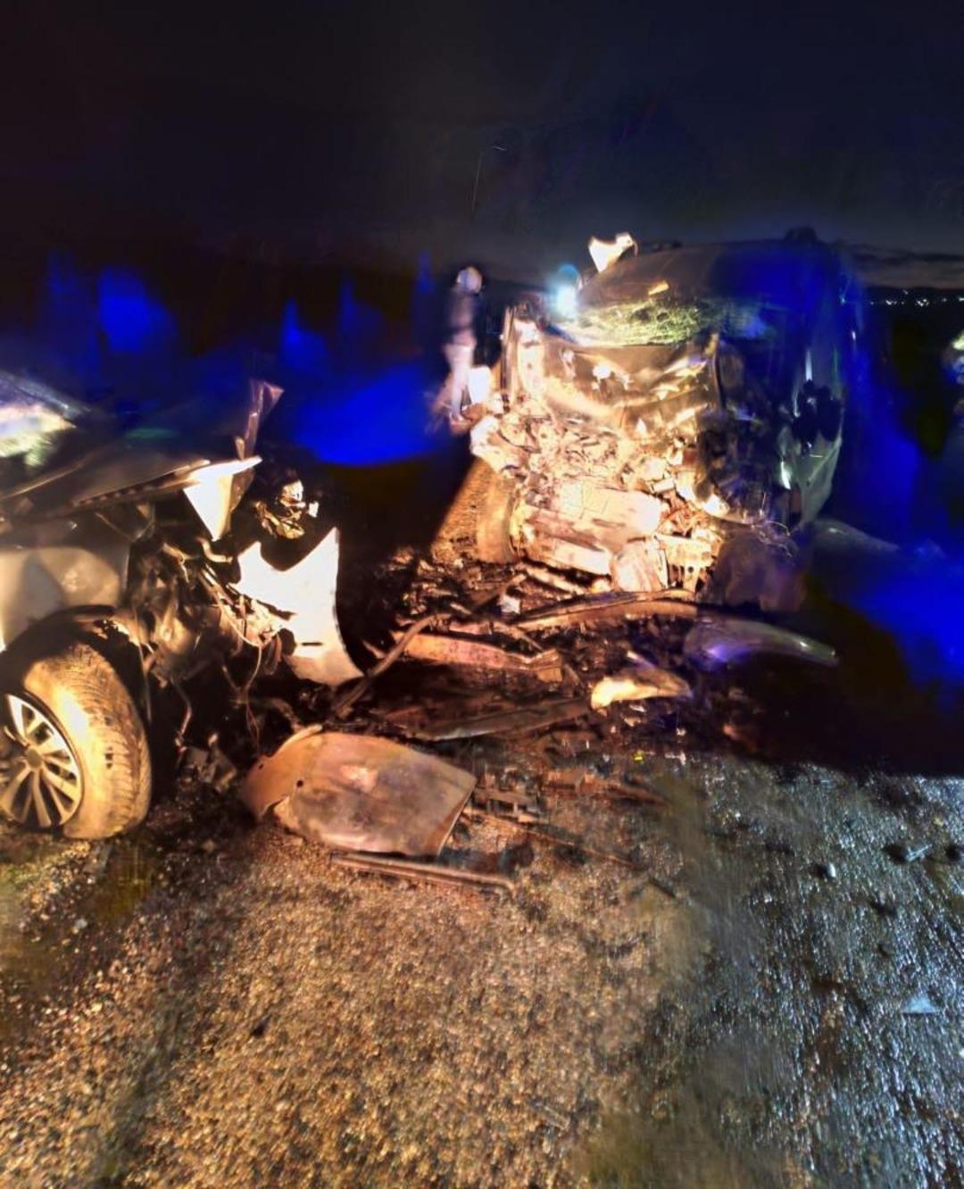 Diyarbakır da feci kaza! İki otomobil kafa kafaya &ccedil;arpıştı: 5 &ouml;l&uuml;, 2 yaralı 3