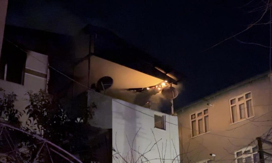 Samsun da çatı katı alev alev yandı: 1 yaralı 1