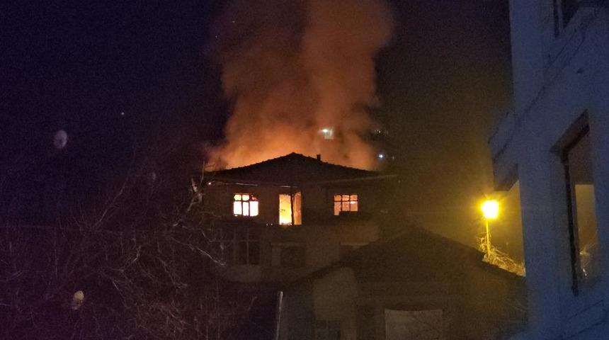 Karab&uuml;k&rsquo;te 3 katlı binada yangın: Mahsur kalan yaşlı adam kurtarıldı