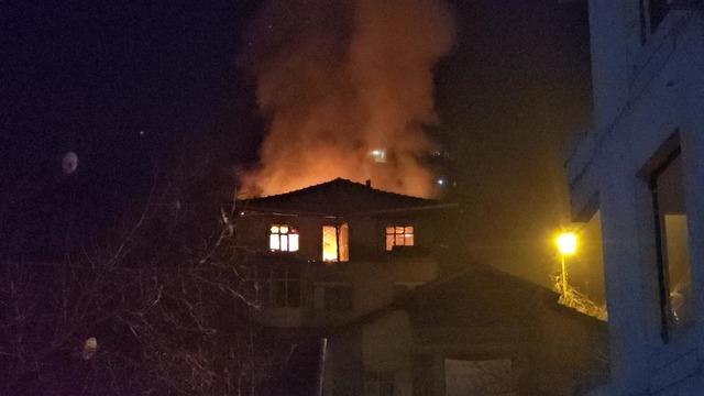 Karabük’te 3 katlı binada yangın: Mahsur kalan yaşlı adam kurtarıldı