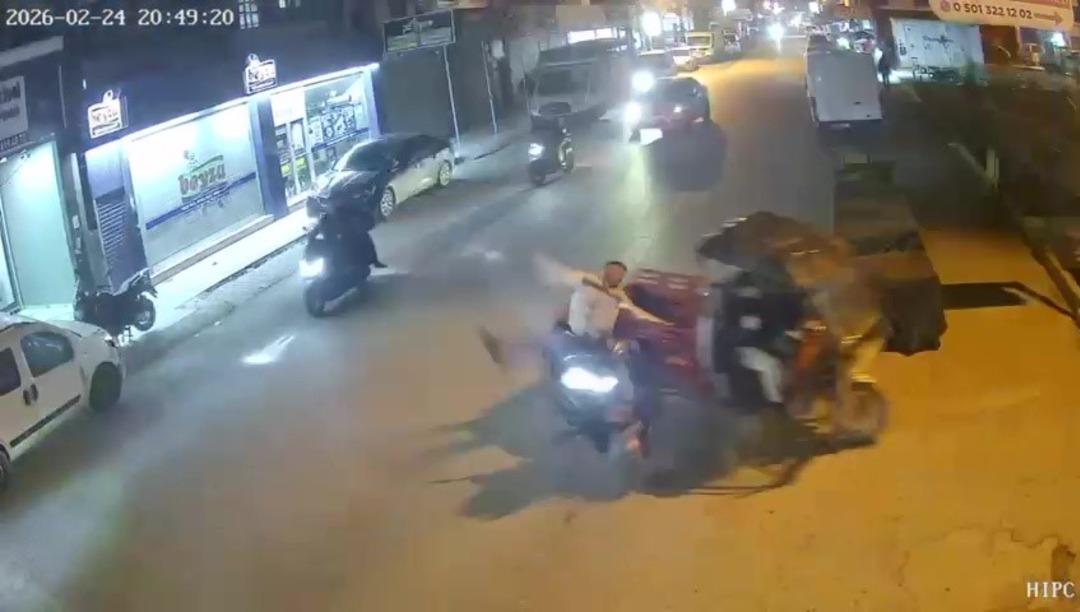 Adana da iki motosiklet çarpıştı: Kaza anı kamerada 2
