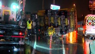 Devrilen kamyonun şof&ouml;r&uuml;ne yardım ederken otomobil &ccedil;arptı