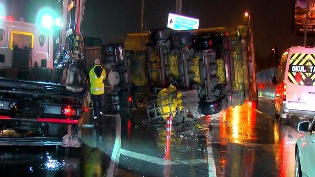 Devrilen kamyonunun şoförüne yardım etmek isteyen sürücüye otomobil çarptı