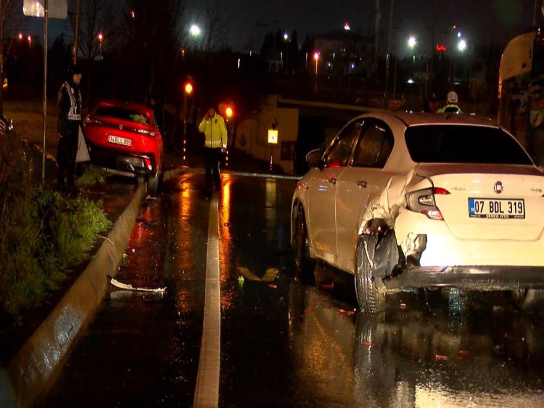 Devrilen kamyonunun şof&ouml;r&uuml;ne yardım etmek isteyen s&uuml;r&uuml;c&uuml;ye otomobil &ccedil;arptı 1