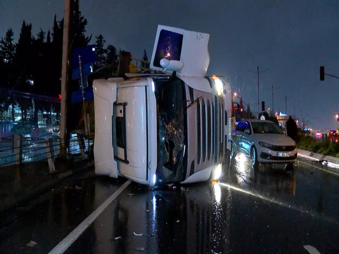 Devrilen kamyonunun şof&ouml;r&uuml;ne yardım etmek isteyen s&uuml;r&uuml;c&uuml;ye otomobil &ccedil;arptı 2