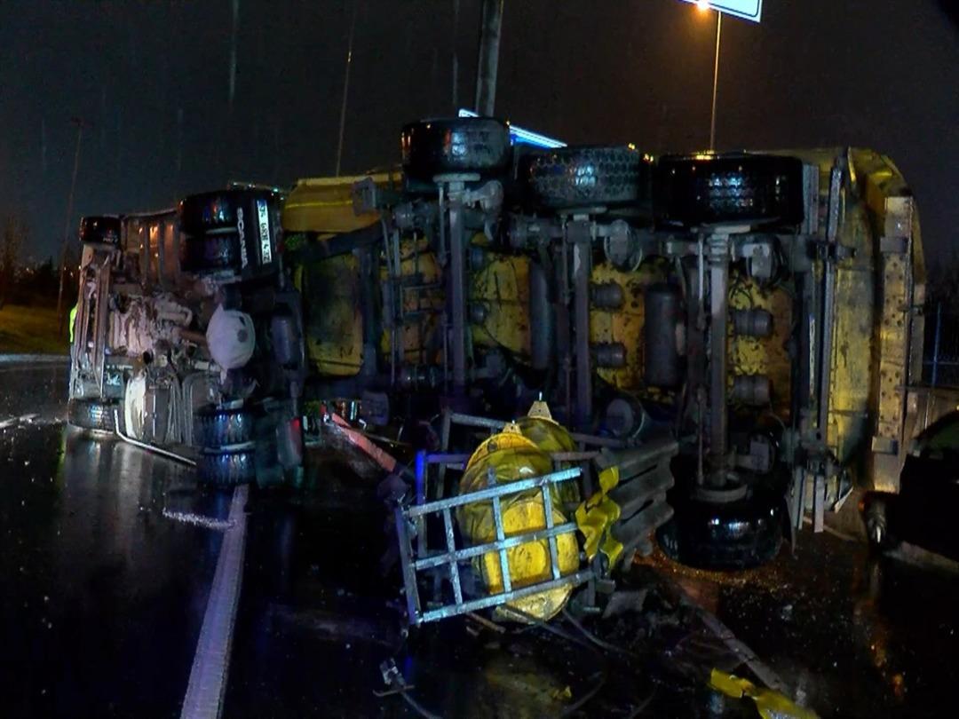 Devrilen kamyonunun şof&ouml;r&uuml;ne yardım etmek isteyen s&uuml;r&uuml;c&uuml;ye otomobil &ccedil;arptı 3