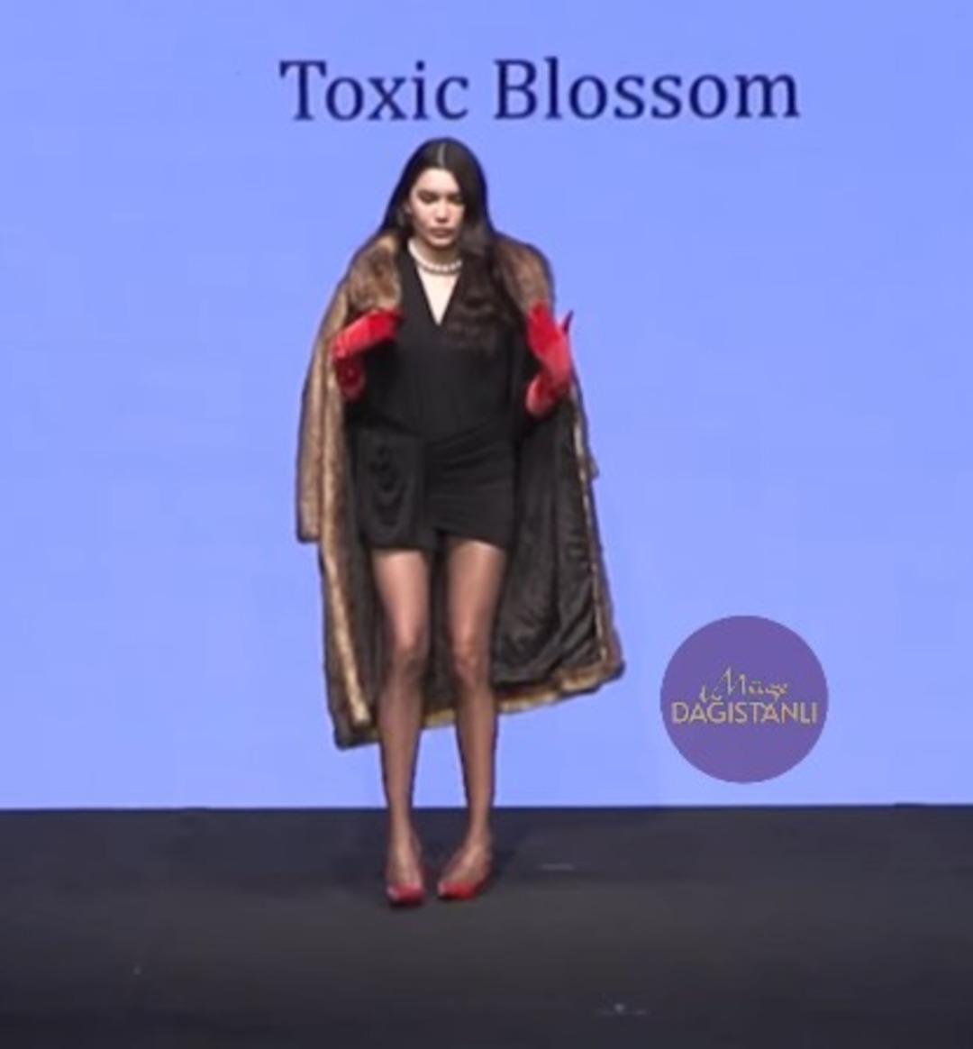 Eylem Aytaş defilede bir adım d&acirc;hi atamadı! Durdu d&uuml;zeltti ama yine olmadı! Kimse anlam veremedi  1