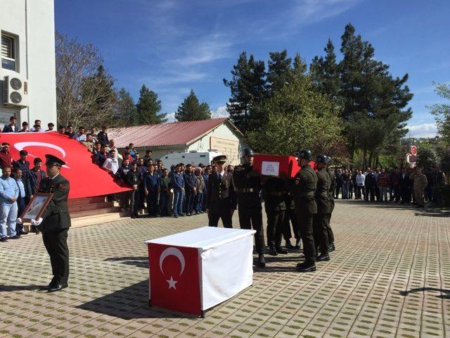 Şehit askerin naaşı memleketine uğurlandı