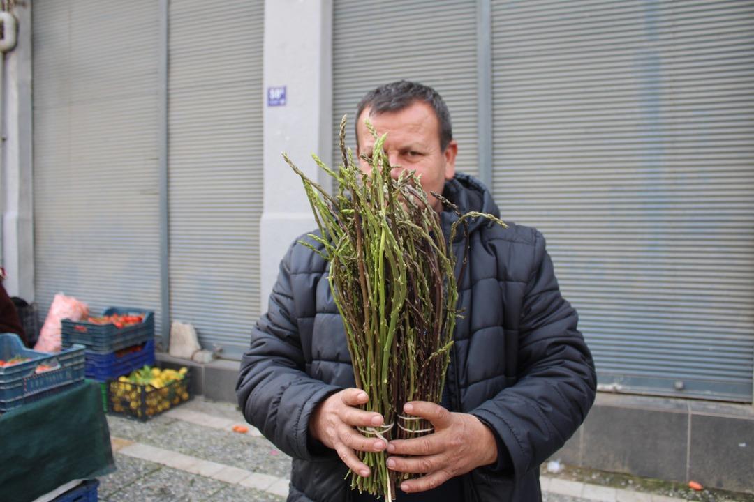 Toprakta kendiliğinden &ccedil;ıkıyor! En sağlıklı otlar arasında: Eklem ağrılarına birebir 1
