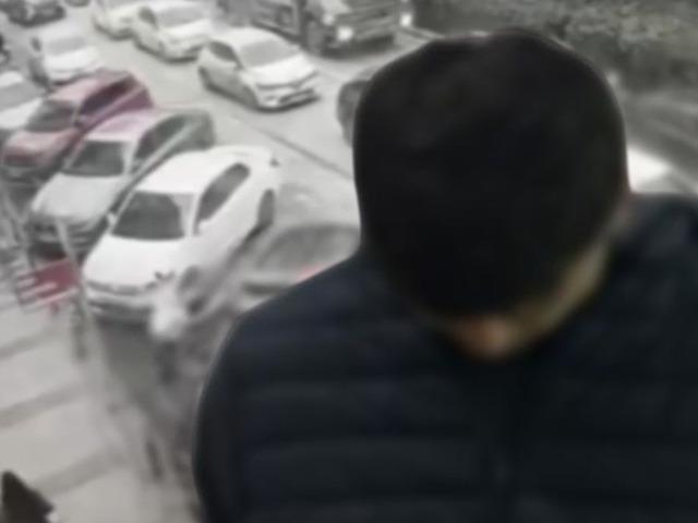 Yapay zeka kullanan h&uuml;k&uuml;ml&uuml; eşinin d&ouml;vmesinden yakalandı