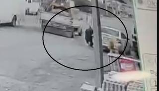 Seyir halindeki pikabın a&ccedil;ılan kapağı kadının kafasına b&ouml;yle &ccedil;arptı