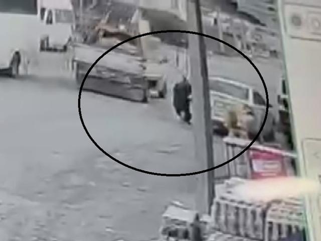 Seyir halindeki pikabın a&ccedil;ılan kapağı kadının kafasına b&ouml;yle &ccedil;arptı