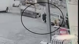 Seyir halindeki pikabın açılan kapağı kadının kafasına böyle çarptı