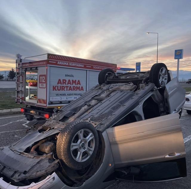 Bingöl’de trafik kazasında araç ters döndü: 1 yaralı 2