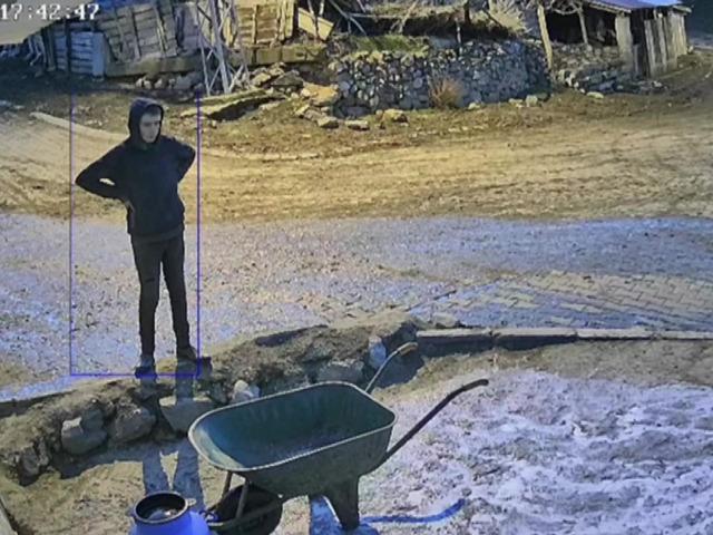 Bir bidon s&uuml;t&uuml; deviren gencin &ccedil;aresiz anları kamerada