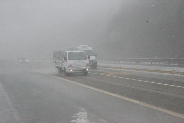 D-100 kara yolunun Bolu Dağı ge&ccedil;işinde kar başladı 2