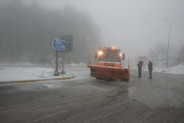 D-100 kara yolunun Bolu Dağı ge&ccedil;işinde kar başladı 1