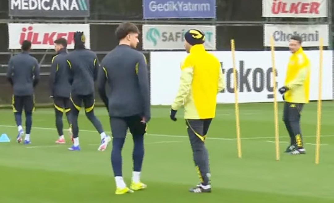 Fenerbah&ccedil;e den ezeli rakibine tarihi transfer &ccedil;alımı! Galatasaray ın 17 yaşındaki yıldızı &Ccedil;ağrı Hakan Balta idmana &ccedil;ıktı! 1