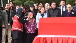 Kahraman babasını g&ouml;zyaşlarıyla uğurladı...