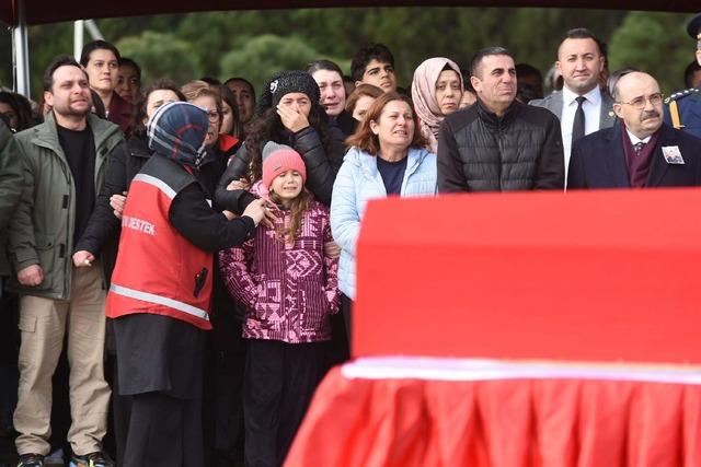 Kahraman babasını gözyaşlarıyla uğurladı...
