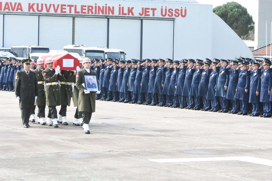 Şehit pilot İbrahim Bolat a son görev! Kızı Nil in gözyaşları hiç dinmedi 5