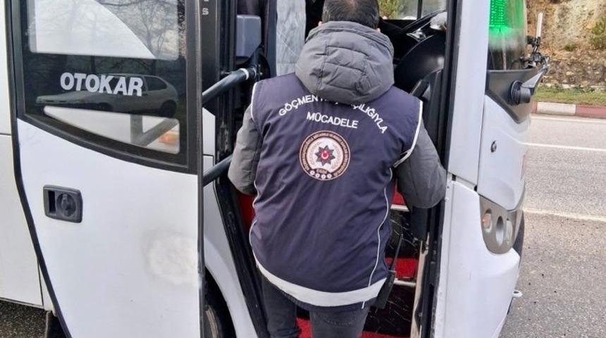 Bilecik&rsquo;te d&uuml;zensiz g&ouml;&ccedil; uygulamasında yakalanan 3 şahıs tutuklandı