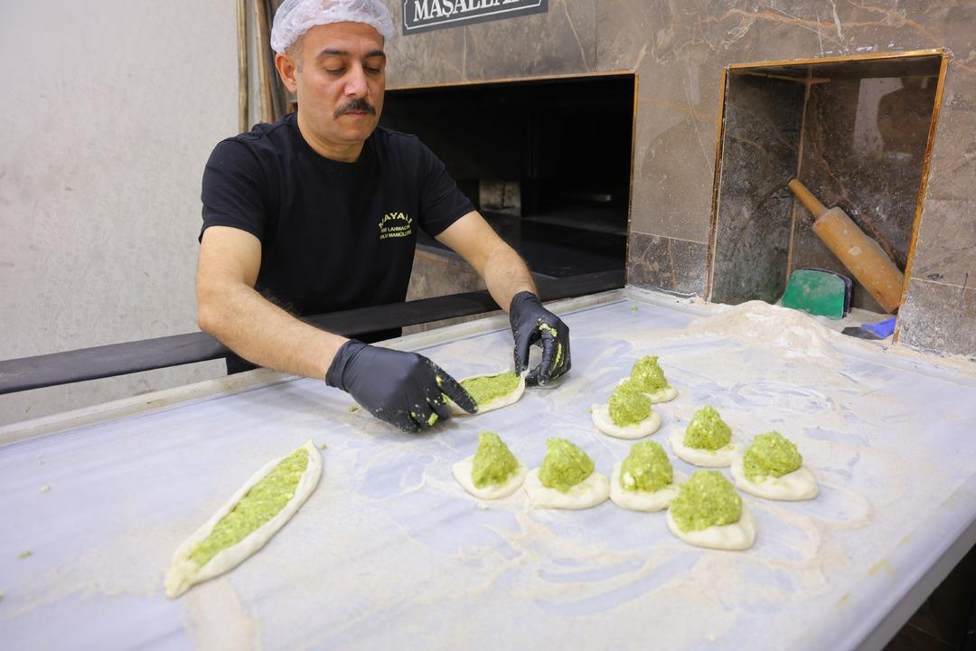 İftar sofralarının g&ouml;zdesi: Fıstıklı b&ouml;rek 2