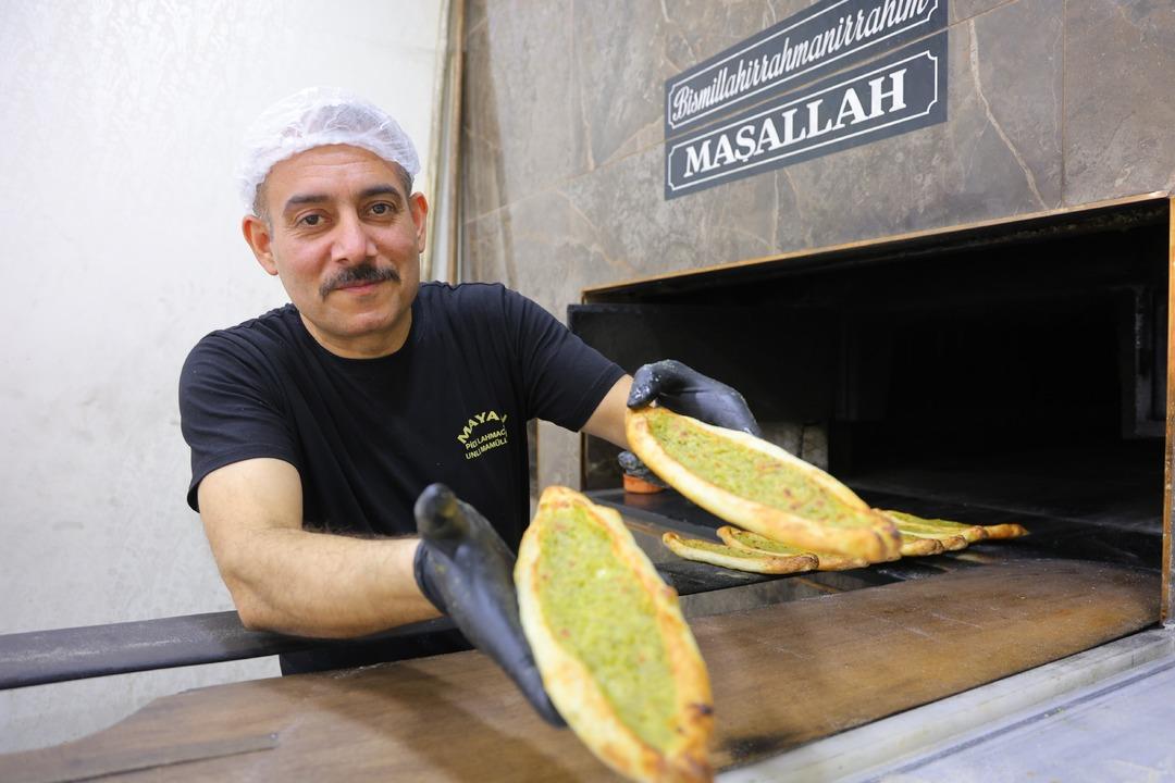 İftar sofralarının g&ouml;zdesi: Fıstıklı b&ouml;rek 1