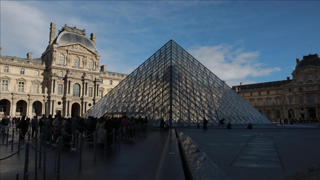 Louvre da sular durulmuyor: Greviydi, hırsızlığıydı derken şimdi de m&uuml;d&uuml;r&uuml; istifa etti! 2