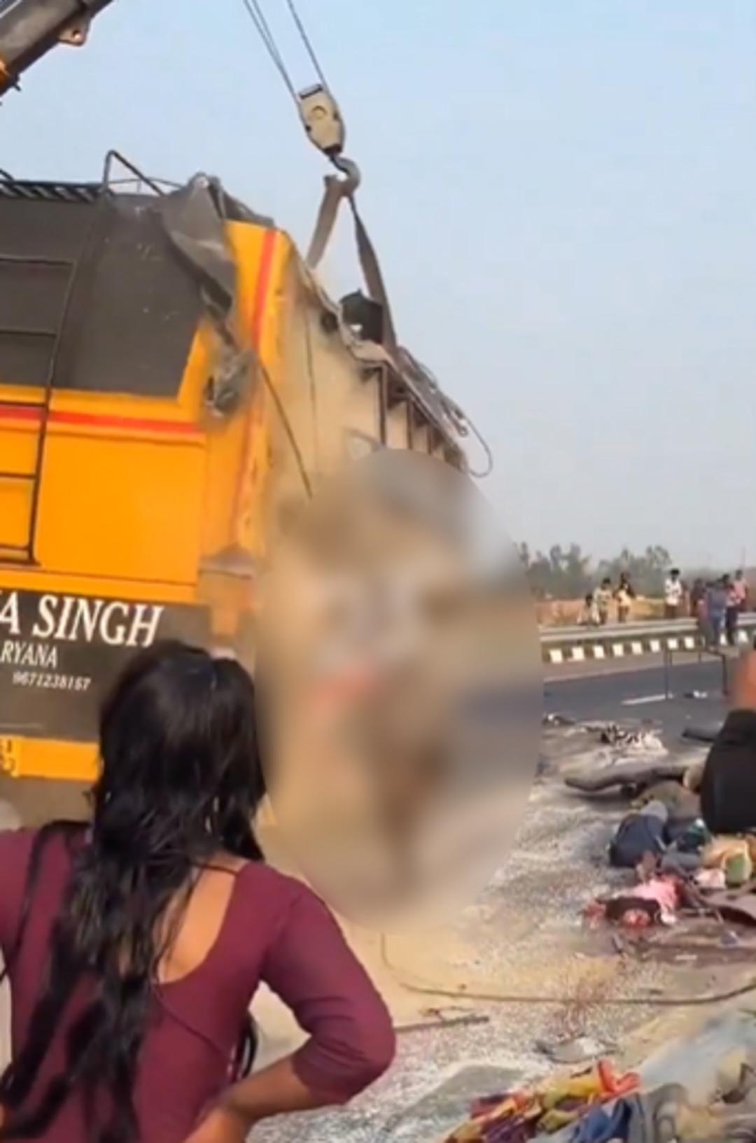 Otobüsün içinden ceset fırladı: Korkunç görüntü Hindistan dan! 1