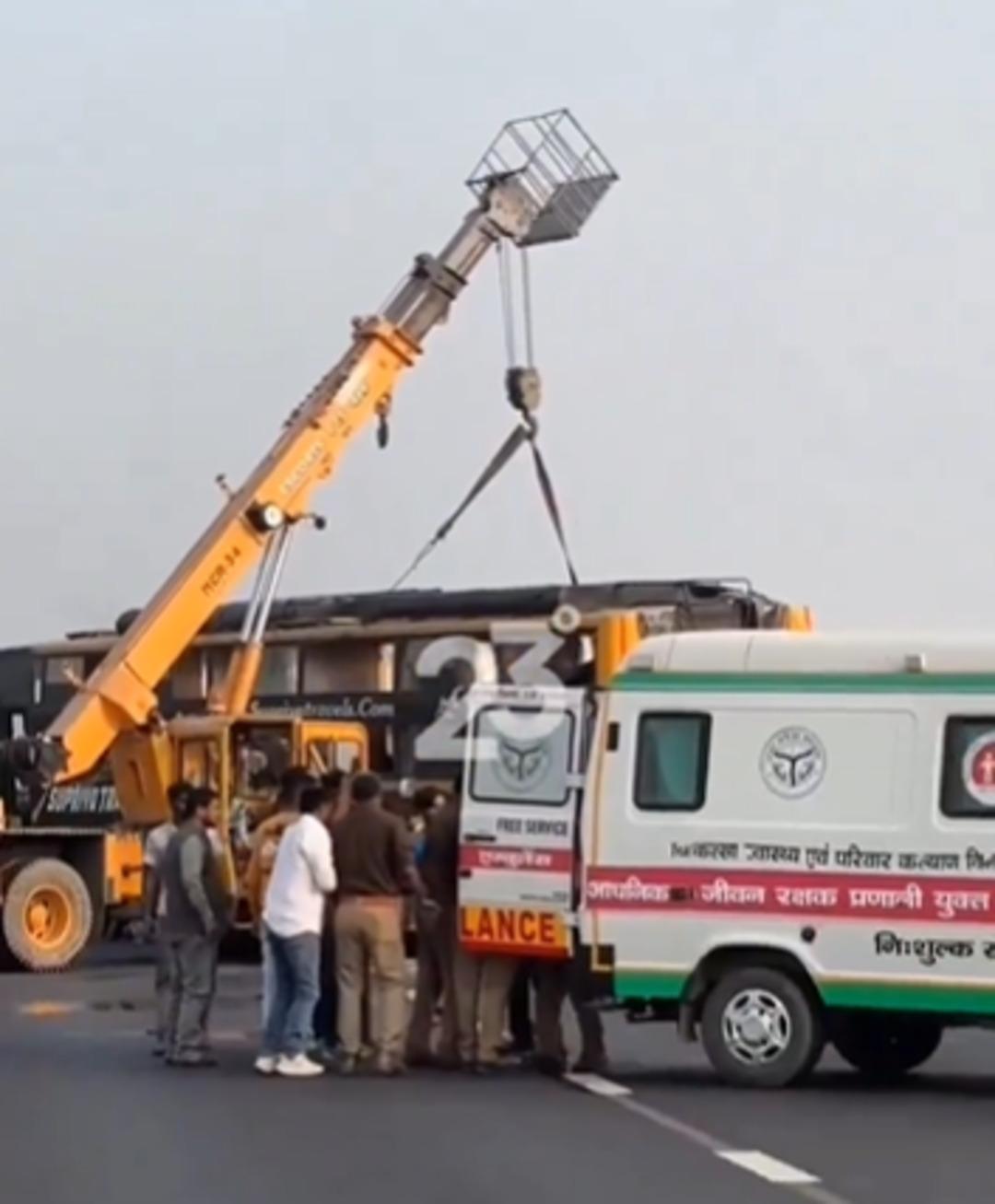 Otobüsün içinden ceset fırladı: Korkunç görüntü Hindistan dan! 2