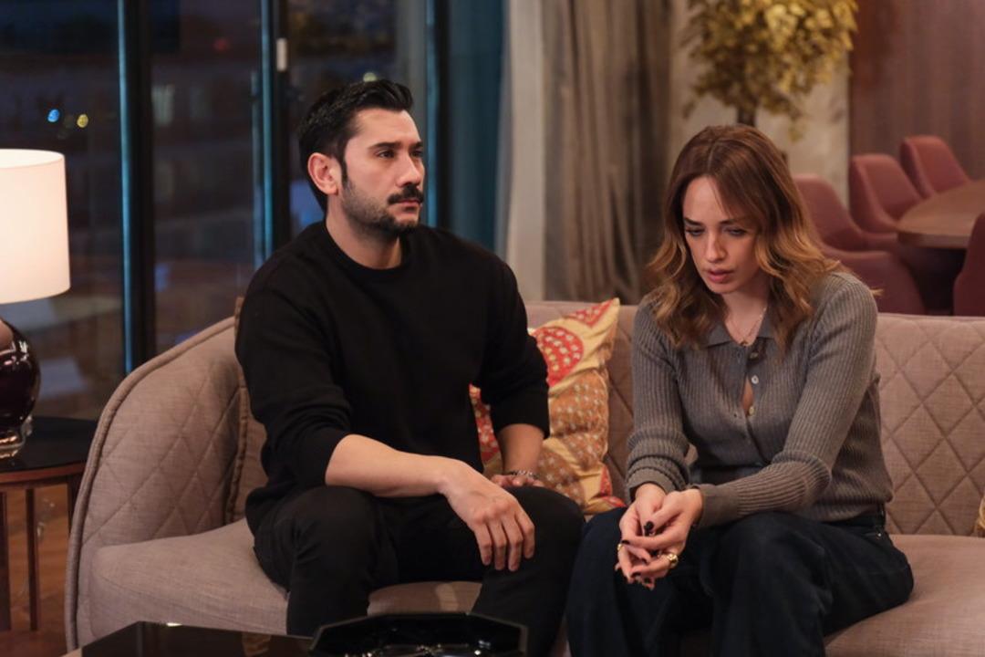 Seda Bakan ve Uğur G&uuml;neş bir t&uuml;rl&uuml; &ouml;p&uuml;şemedi! R&uuml;ya Gibi nin kamera arkası g&ouml;r&uuml;nt&uuml;leri ifşa oldu 1