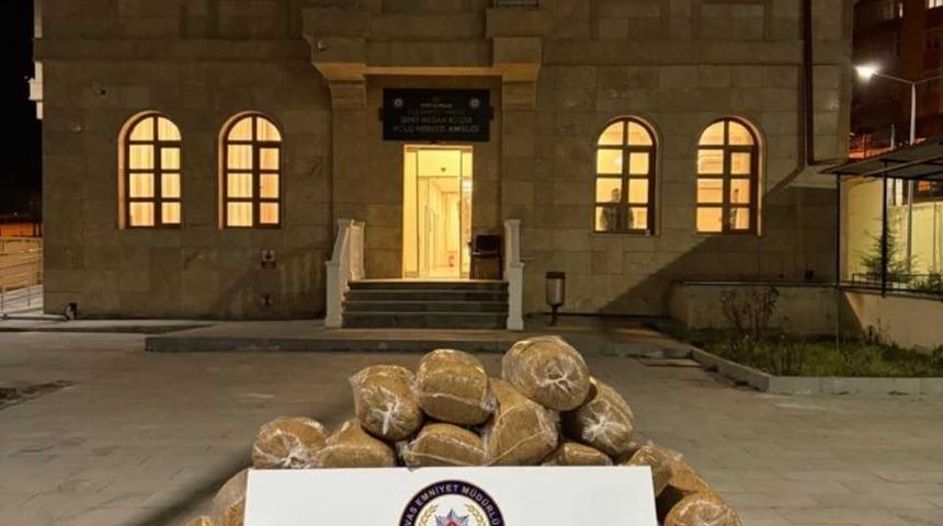 Ka&ccedil;ak t&uuml;t&uuml;nleri a&ccedil;ıktan taşırken yakalandı