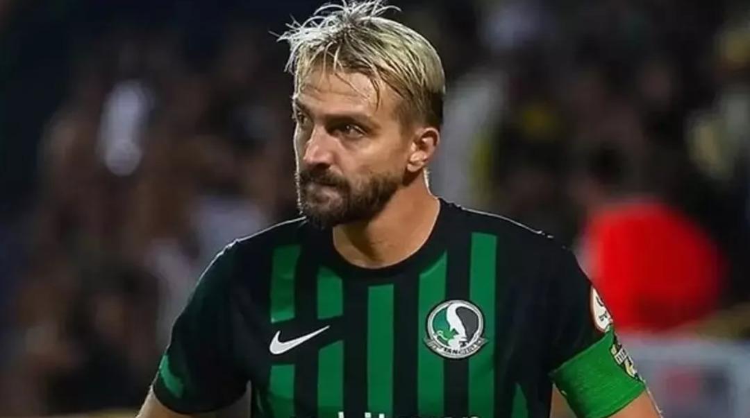 Sakaryaspor da Caner Erkin depremi! 12 ma&ccedil;ta 4 kırmızı kart sabırları taşırdı, ipler resmen koptu! 2