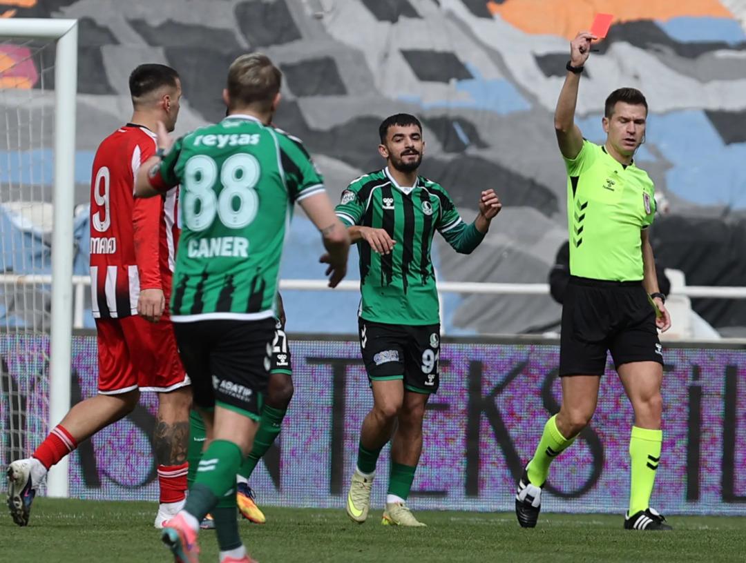 Sakaryaspor da Caner Erkin depremi! 12 ma&ccedil;ta 4 kırmızı kart sabırları taşırdı, ipler resmen koptu! 1