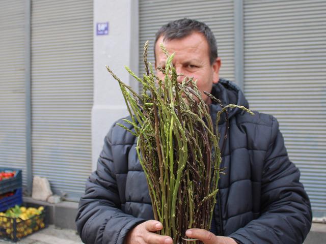 Halk arasında 'acı ot' diye biliniyor! Şifalı bitki pazara indi, bağı 150 TL'ye satılıyor
