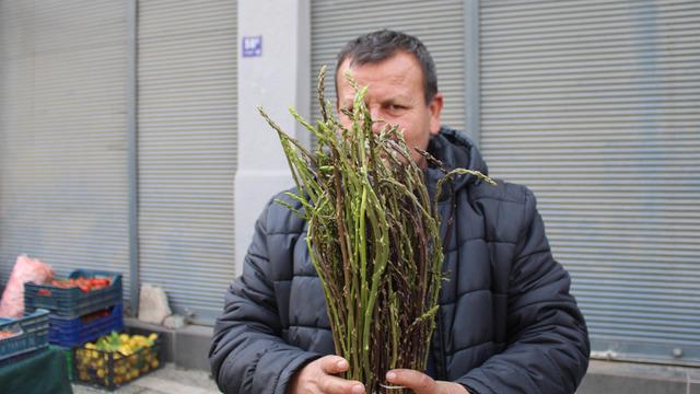 Halk arasında 'acı ot' diye biliniyor! Şifalı bitki pazara indi, bağı 150 TL'ye satılıyor