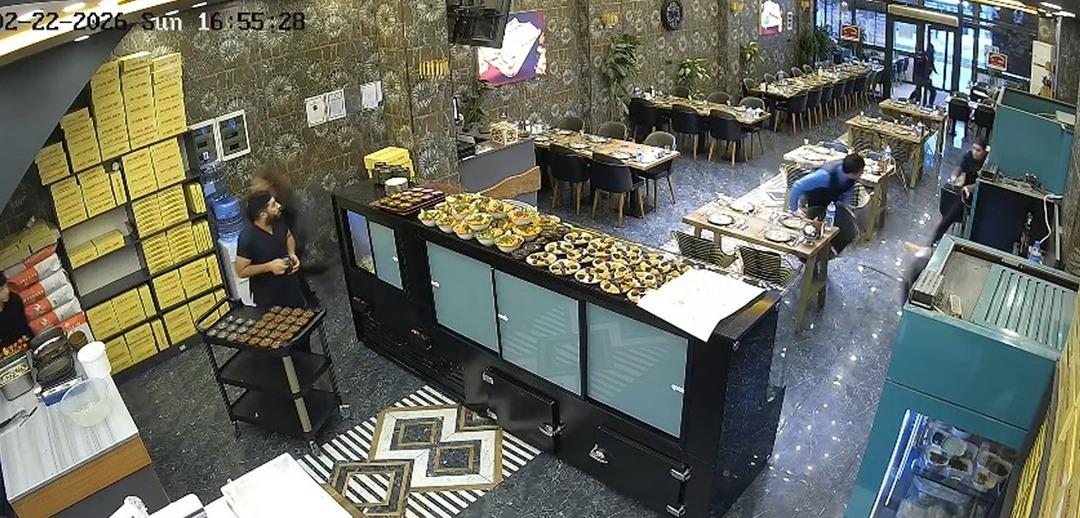 Saniyelerle canlarını kurtardılar! İftara saatler kala tavanı &ccedil;&ouml;kt&uuml; 1