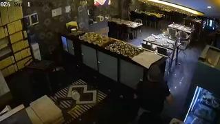 Saniyelerle canlarını kurtardılar! İftara saatler kala tavanı çöktü