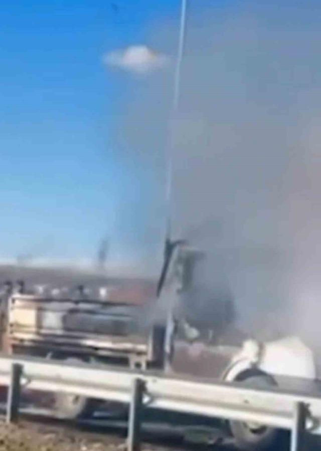 Batman&rsquo;da seyir halindeki kamyonet alev aldı 2