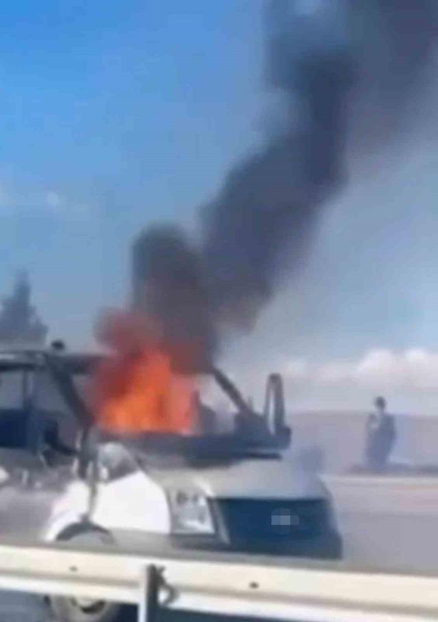 Batman&rsquo;da seyir halindeki kamyonet alev aldı 1